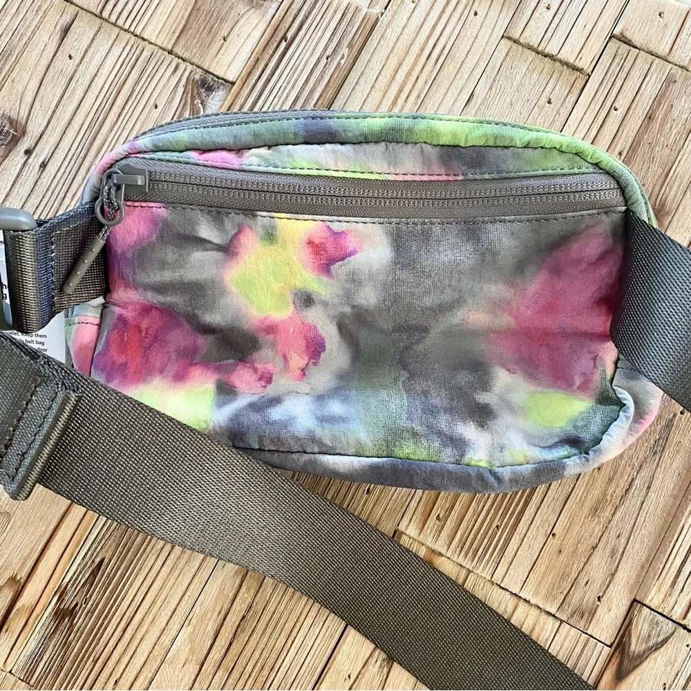 NWT Lululemon Everywhere Belt Bag in Hyper Dye - Picture 8 of 15